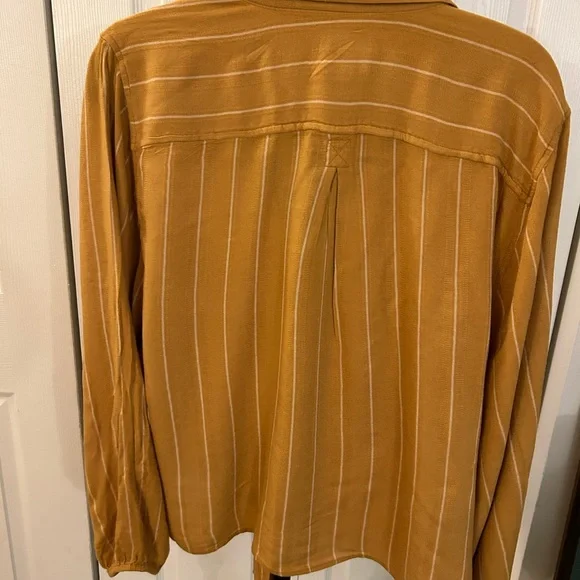 American Eagle 🦅 Viscose Knot tye top! Balloon sleeves - Picture 3 of 7